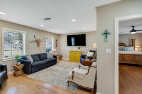Charming Bungalow w Hot tub 5min to Main St!